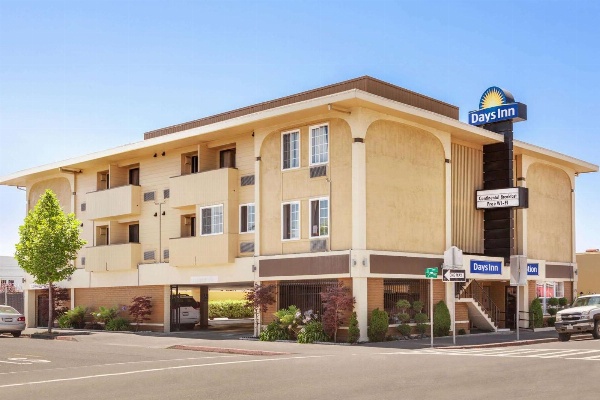 Days Inn by Wyndham Eureka CA image 3